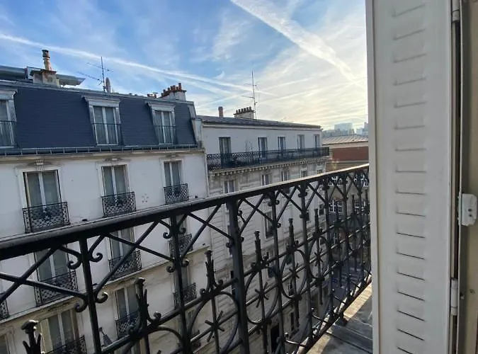 Tour Eiffel Volontaire * Paris